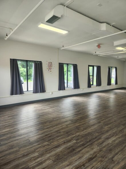 1 Mill Valley Rd, Hadley, MA for lease - Building Photo - Image 3 of 10