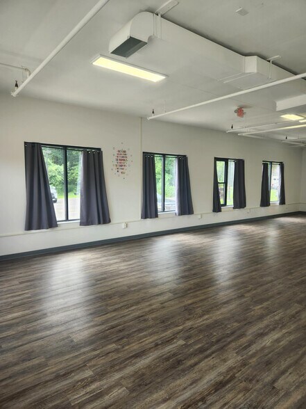 1 Mill Valley Rd, Hadley, MA à louer - Photo du bâtiment - Image 3 de 10