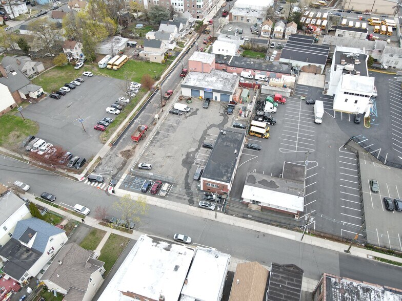 585 Forest St, Orange, NJ à louer - Photo du bâtiment - Image 2 de 8