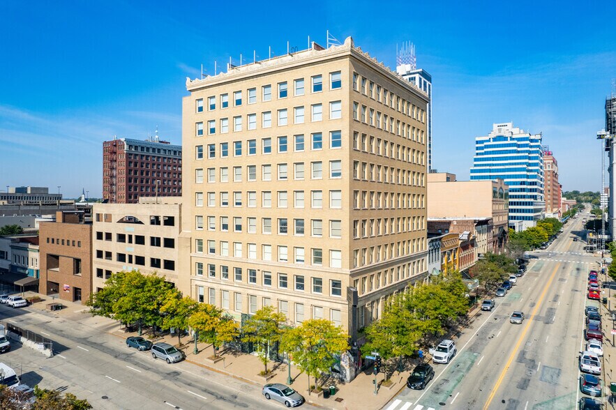 101 SW Adams St, Peoria, IL à louer - Photo du bâtiment - Image 1 de 6