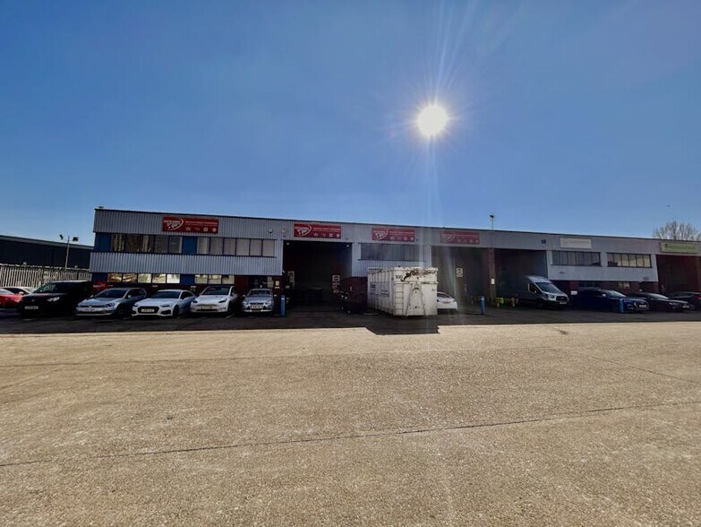 Blackthorne Rd, Slough à louer - Photo du bâtiment - Image 3 de 4