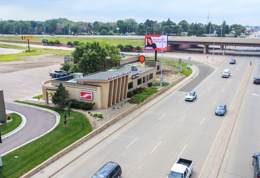 4430 W Crossroads Pl, Sioux Falls, SD for lease - Building Photo - Image 2 of 4