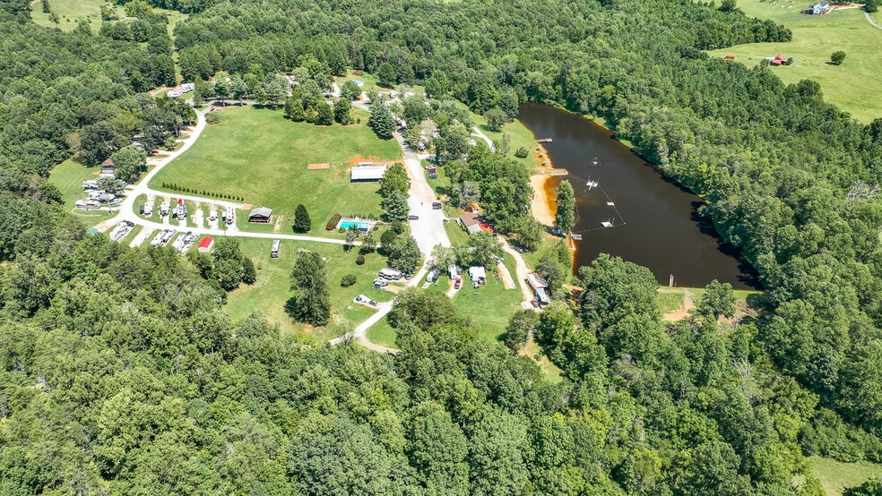 1105 W Lake Rd, Spout Spring, VA à vendre - Photo du bâtiment - Image 3 de 63