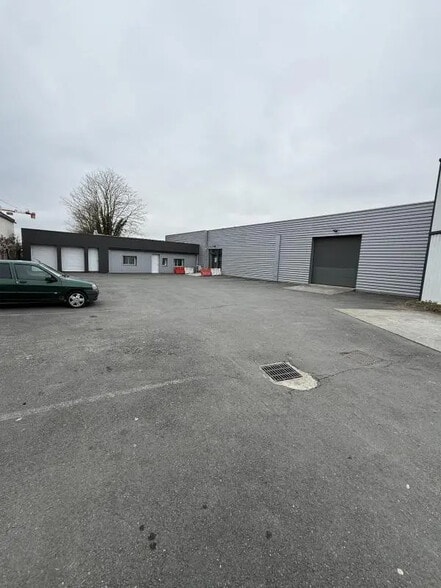 Flex in Sainte-Eulalie for lease - Building Photo - Image 1 of 3
