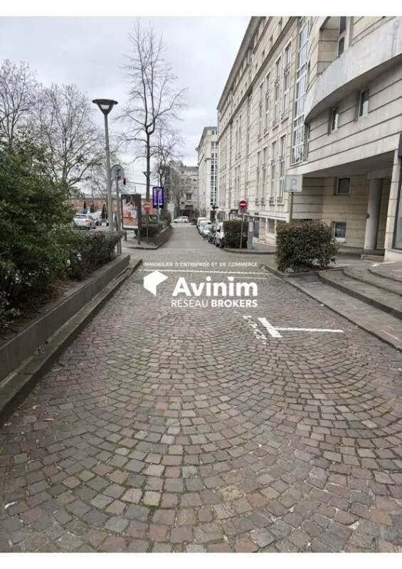 Retail in Sèvres for lease Building Photo- Image 1 of 5