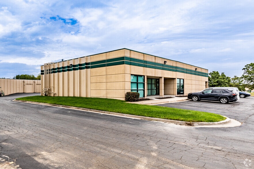 200-226 NW Platte Valley Dr, Riverside, MO for lease - Building Photo - Image 3 of 7