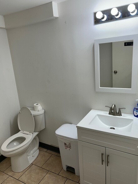 32-36 Garrett Rd, Upper Darby, PA for lease - Building Photo - Image 2 of 16