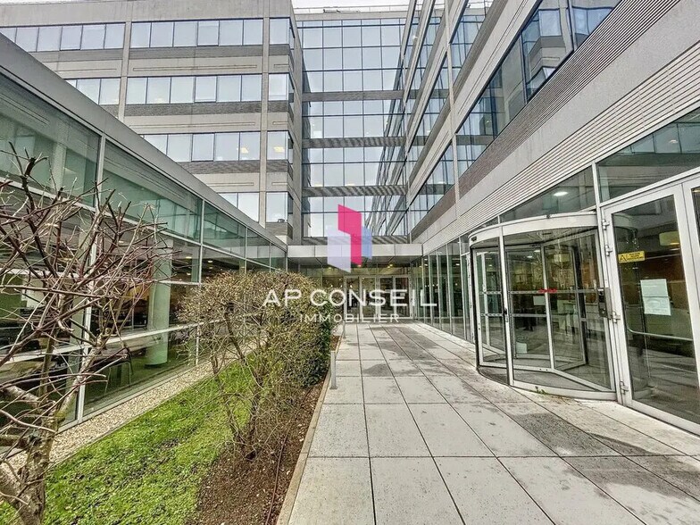 Office in Montigny-le-Bretonneux for lease - Lobby - Image 3 of 4