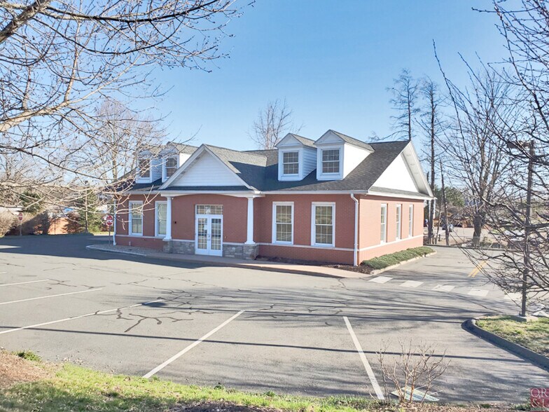 768 N Main St, Manchester, CT à louer - Photo du bâtiment - Image 1 de 8