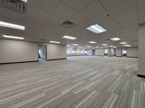 2 Commerce Dr, Bedford, NH for lease Building Photo- Image 2 of 9