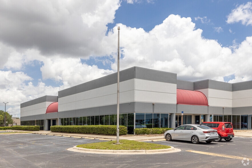 9391-9640 Tradeport Dr, Orlando, FL à louer - Photo du bâtiment - Image 3 de 4