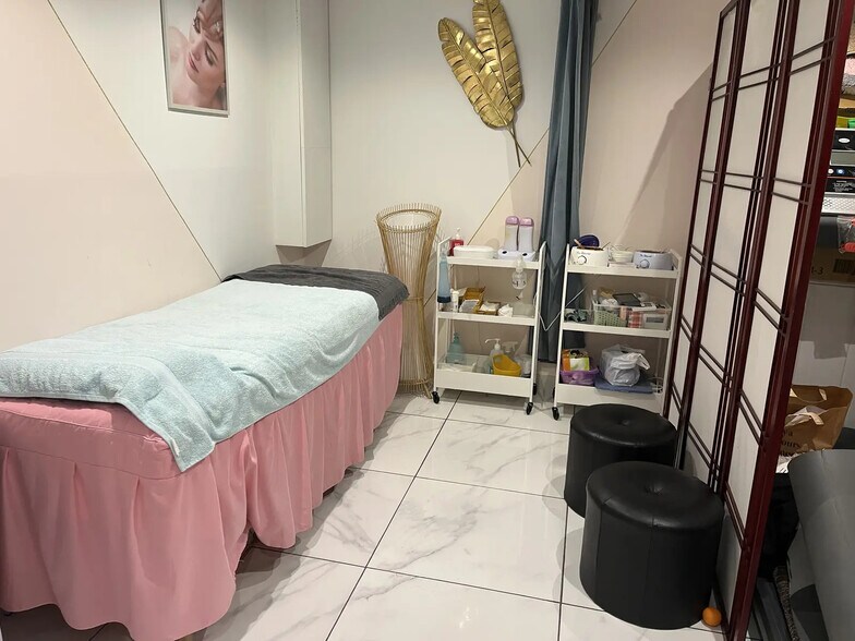 Flex in Saint-Maur-des-Fossés for lease - Interior Photo - Image 3 of 3