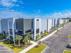 20351 Sheridan St, Fort Lauderdale, FL à louer Photo du bâtiment- Image 1 de 6