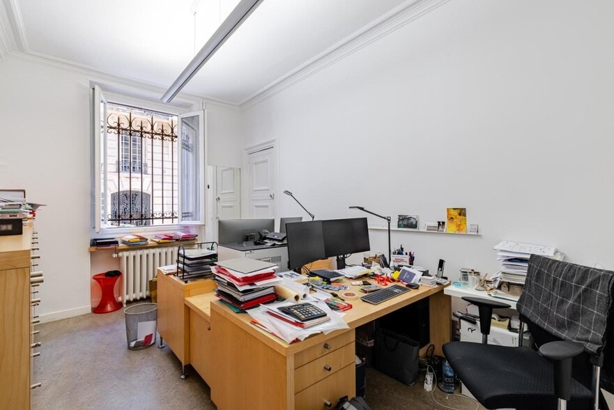 21 Rue Chaptal, Paris for sale - Building Photo - Image 3 of 9