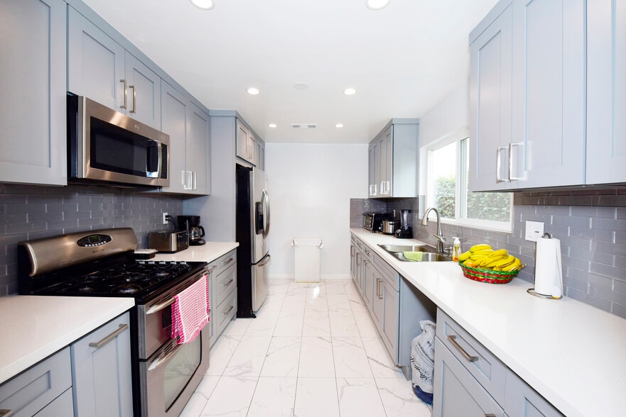 20601 Mayall St, Chatsworth, CA for sale - Interior Photo - Image 2 of 7