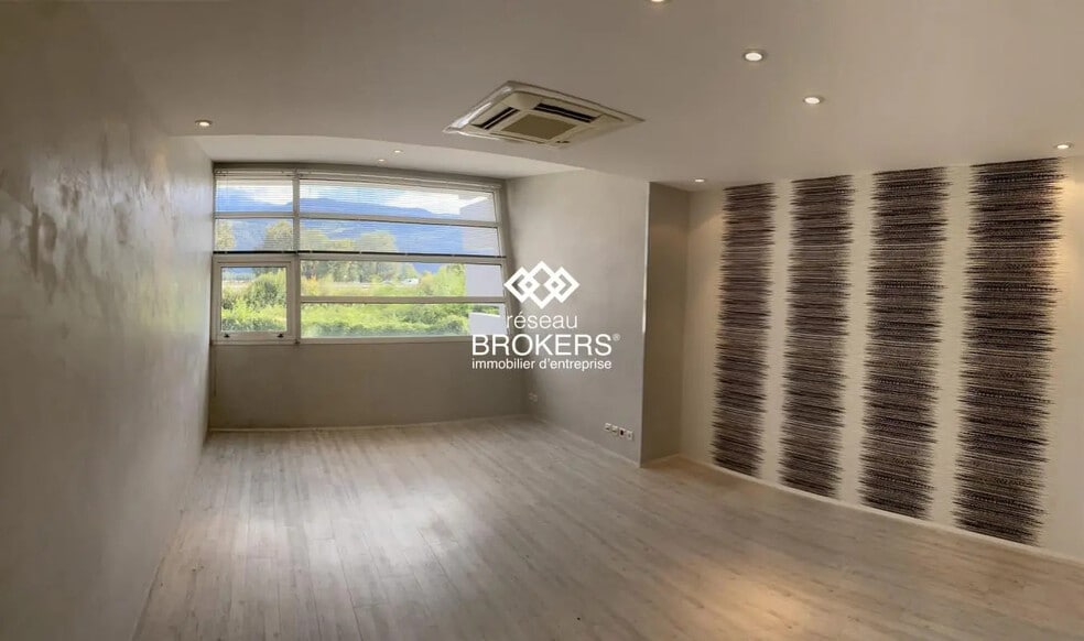 Office in Montbonnot-Saint-Martin for lease - Interior Photo - Image 3 of 13