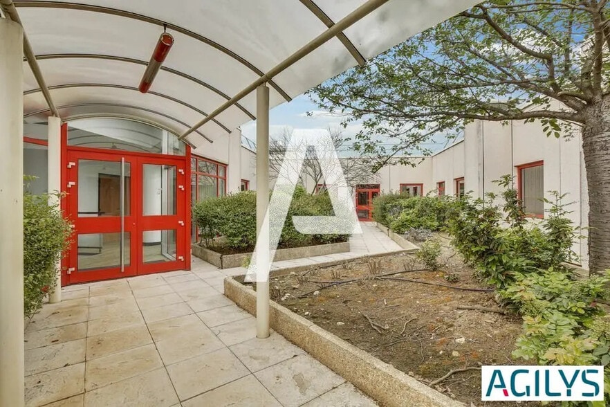 Flex in Antony for lease - Building Photo - Image 1 of 8