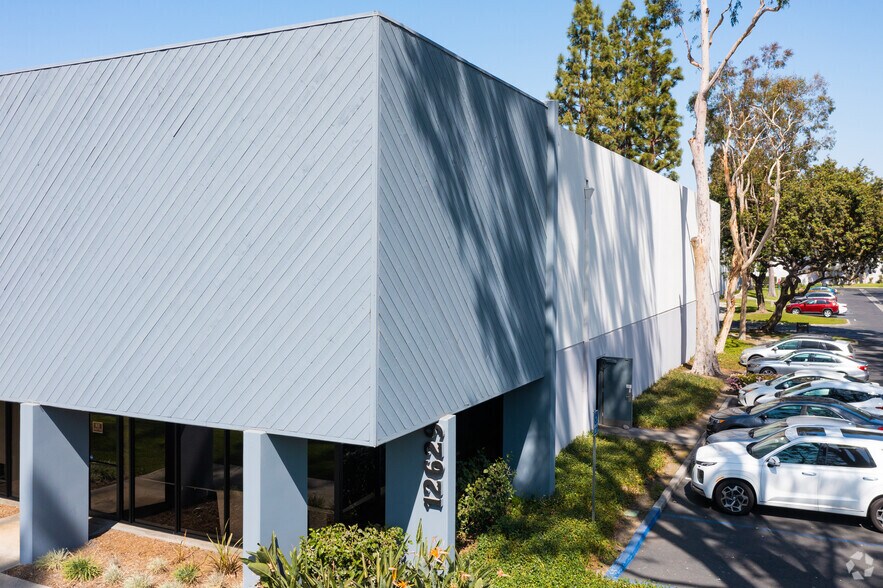 16021 Arthur St, Cerritos, CA à louer - Photo du bâtiment - Image 2 de 5