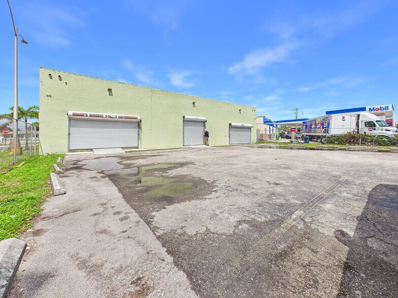3221 NW 79th St, Miami, FL à louer - Photo du bâtiment - Image 2 de 9