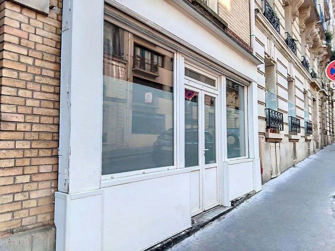 Multifamily in Paris for sale Building Photo- Image 1 of 4