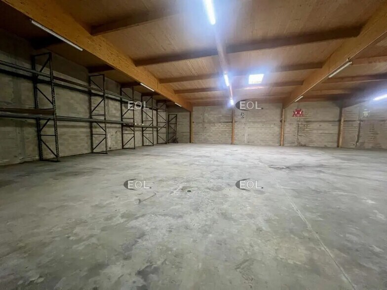 Industrial in Villeneuve-sous-Dammartin for sale - Interior Photo - Image 3 of 6