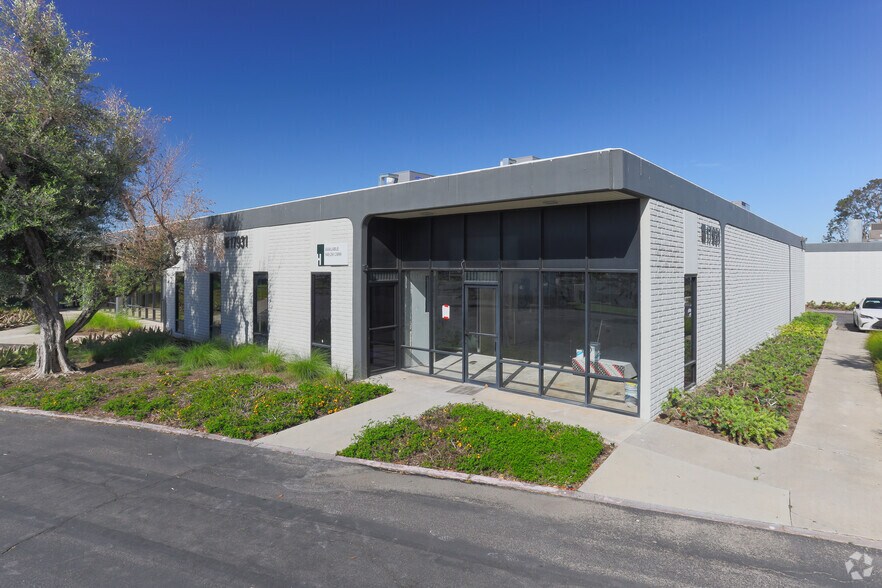 17931 Sky Park Cir, Irvine, CA à louer - Photo principale - Image 1 de 4