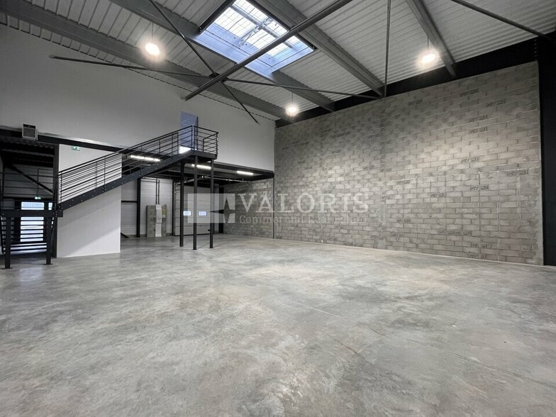 Flex in Brignoles for lease - Interior Photo - Image 3 of 12