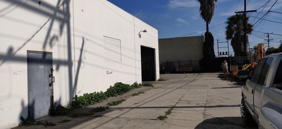 2728 N Slater Ave, Compton, CA for lease - Primary Photo - Image 2 of 6