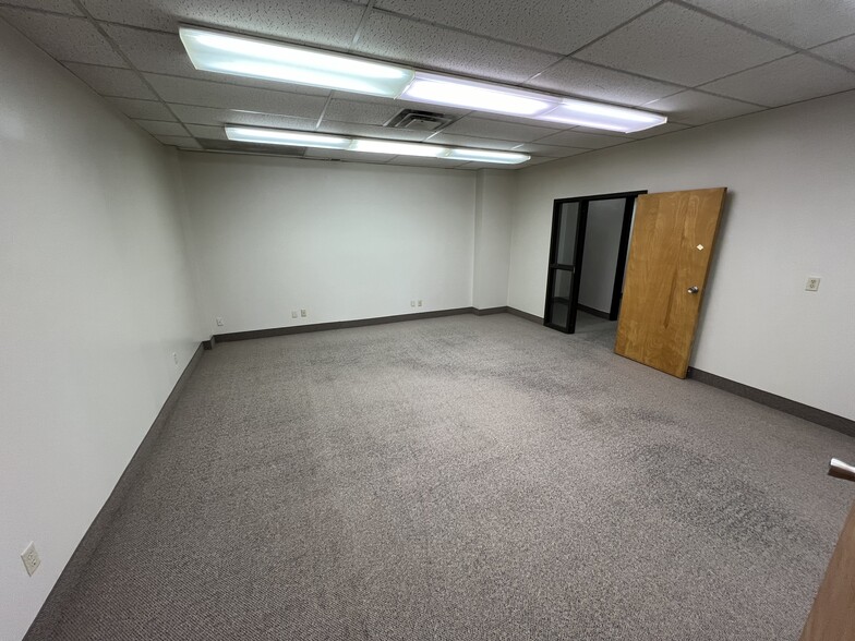 160 E Main St, Decatur, IL for lease - Interior Photo - Image 3 of 11