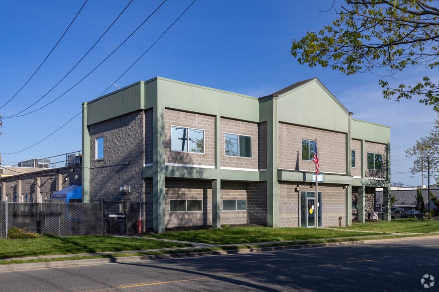 Amityville Portfolio sale portfolio of 5 properties for sale on LoopNet.ca - Primary Photo - Image 2 of 3