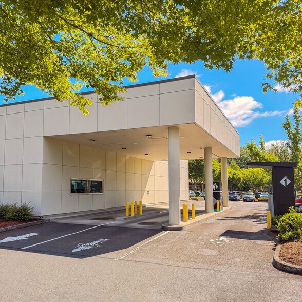 First Tech Credit Union & Hillsboro Med. portefeuille de 2 propriétés à vendre sur LoopNet.ca - Photo du bâtiment - Image 3 de 6