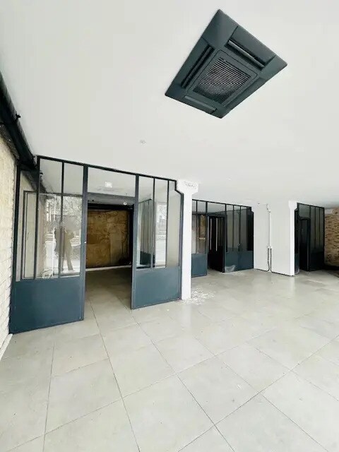 Retail in Paris for lease Interior Photo- Image 1 of 9