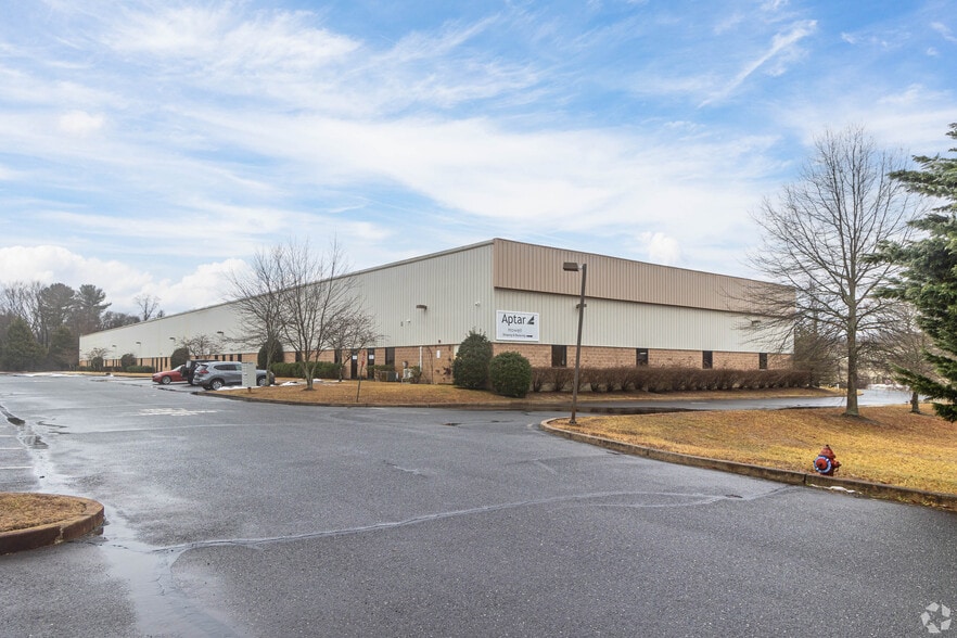 323 Fairfield Rd, Freehold, NJ for lease - Building Photo - Image 1 of 2