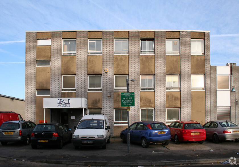 Pier Rd, Feltham à louer - Photo du bâtiment - Image 2 de 6