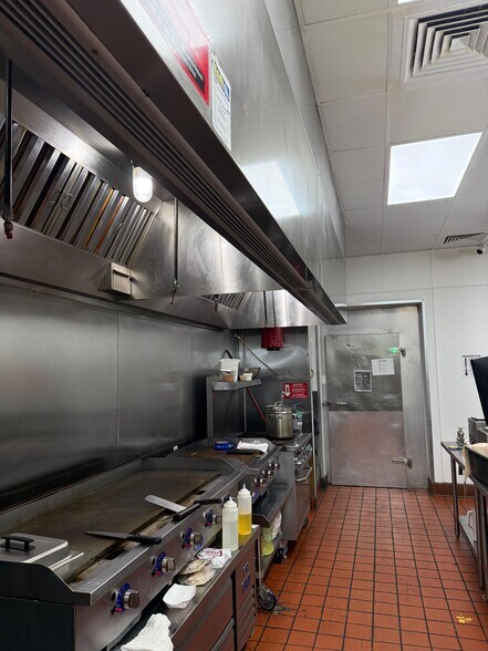 Mexican Restaurants Franchises (No CRE) portefeuille de 2 propriétés à vendre sur LoopNet.ca - Photo du bâtiment - Image 2 de 9