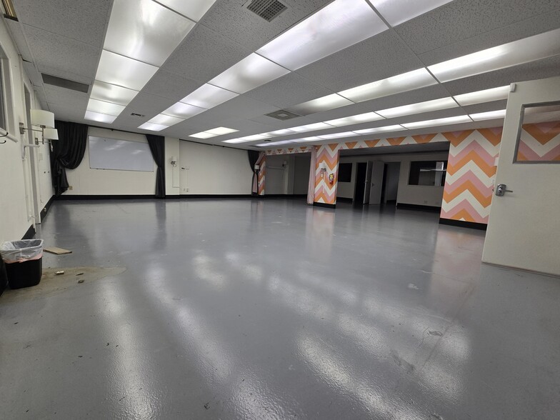 2201 N Hollywood Way, Burbank, CA for lease - Building Photo - Image 2 of 13