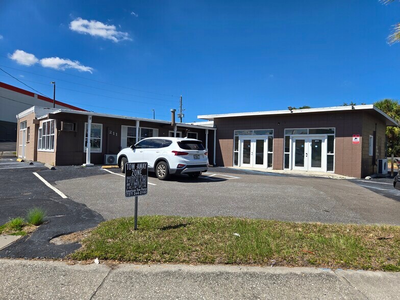 211 Missouri Ave N, Largo, FL à louer - Photo du bâtiment - Image 1 de 32
