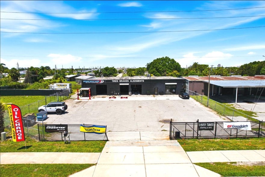 3593 Veronica S Shoemaker Blvd, Fort Myers, FL for sale - Building Photo - Image 1 of 11