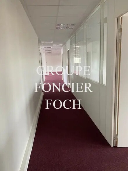 Office in Bron for lease - Interior Photo - Image 2 of 6