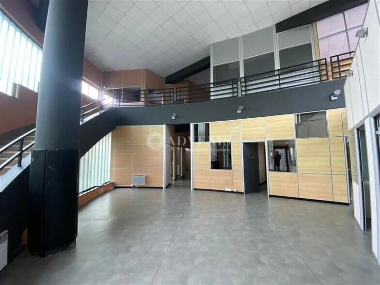 Office in Saint-Denis for lease - Interior Photo - Image 2 of 12