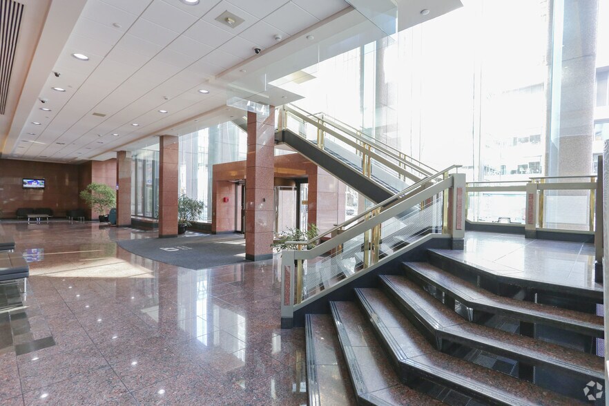 635 8th Ave SW, Calgary, AB à louer - Photo du bâtiment - Image 2 de 3