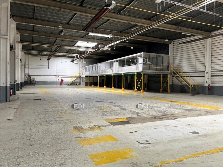 Industrial in Nanterre for lease - Building Photo - Image 2 of 9