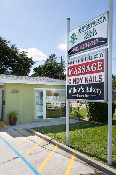 1609 N Wickham Rd, Melbourne, FL à louer - Photo du bâtiment - Image 2 de 10