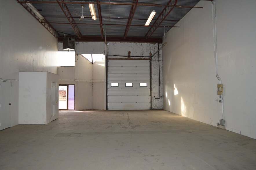 9742-9774 54 Ave NW, Edmonton, AB à louer - Photo du bâtiment - Image 2 de 13