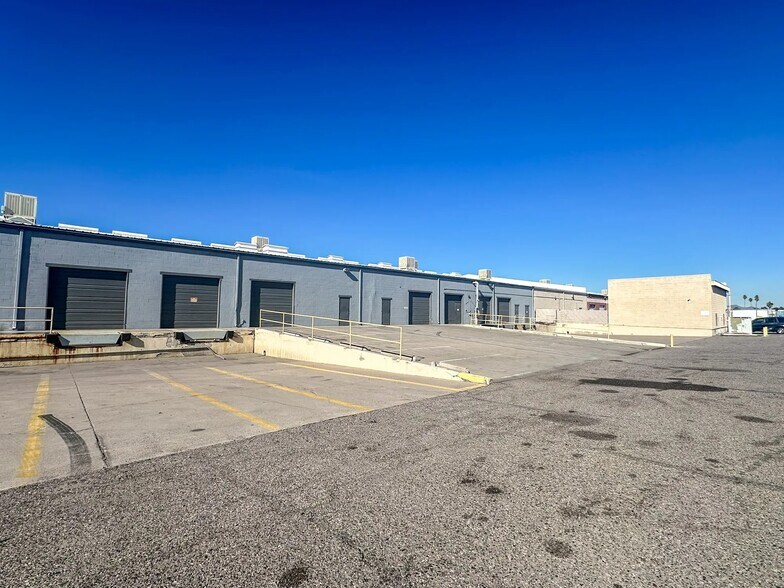 5555 N 51st Ave, Glendale, AZ à louer - Photo du bâtiment - Image 3 de 10