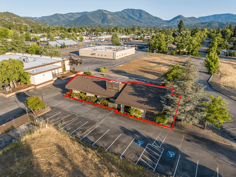 124 NW Midland Ave, Grants Pass, OR à vendre - Photo du bâtiment - Image 2 de 51