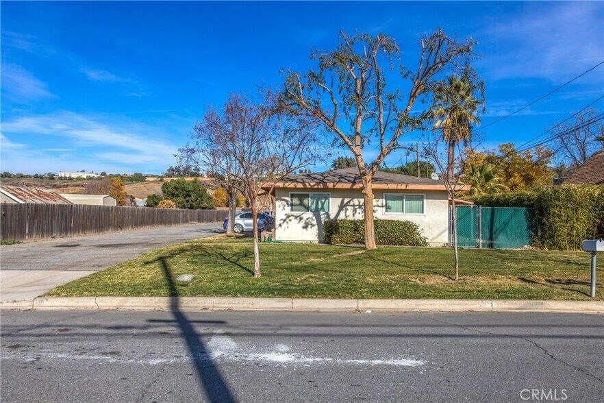 32390 Avenue D, Yucaipa, CA à vendre - Photo du bâtiment - Image 2 de 22