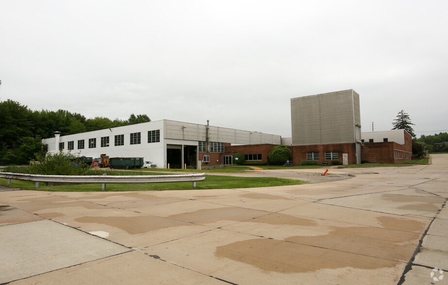 16490 Chillicothe Rd, Chagrin Falls, OH à louer - Photo du bâtiment - Image 2 de 3