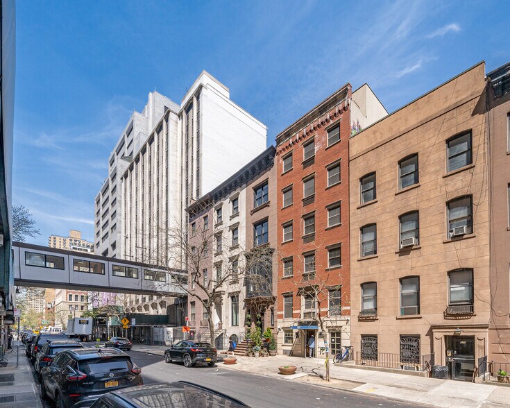 327 E 17th St, New York, NY à vendre - Photo du bâtiment - Image 2 de 3