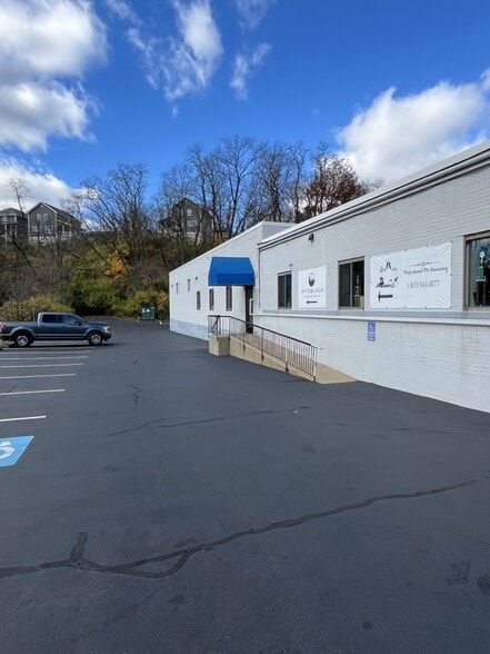 2212 Noblestown Rd, Pittsburgh, PA à louer - Photo du bâtiment - Image 2 de 10
